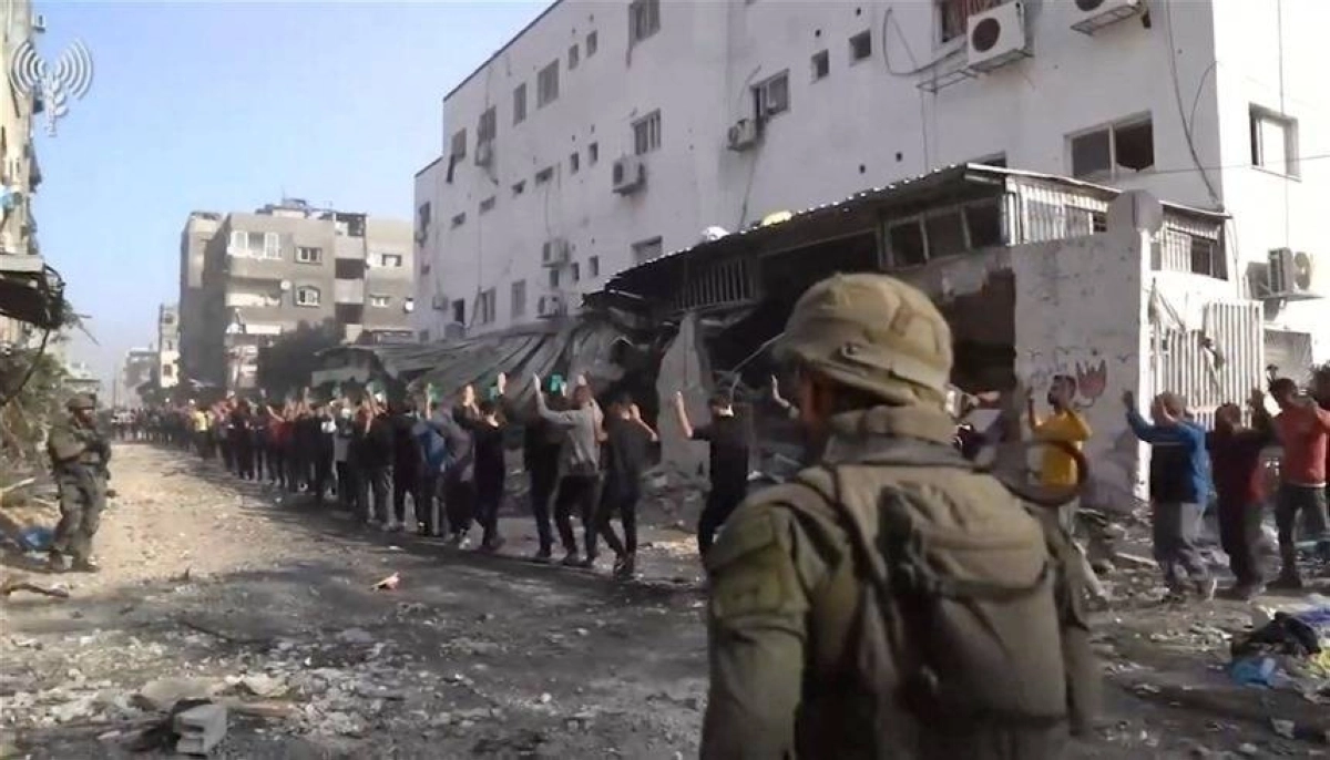 


الجيش الإسرائيلي لدى اعتقال العاملين في مستشفى كمال عدوان                                    (مكة) 