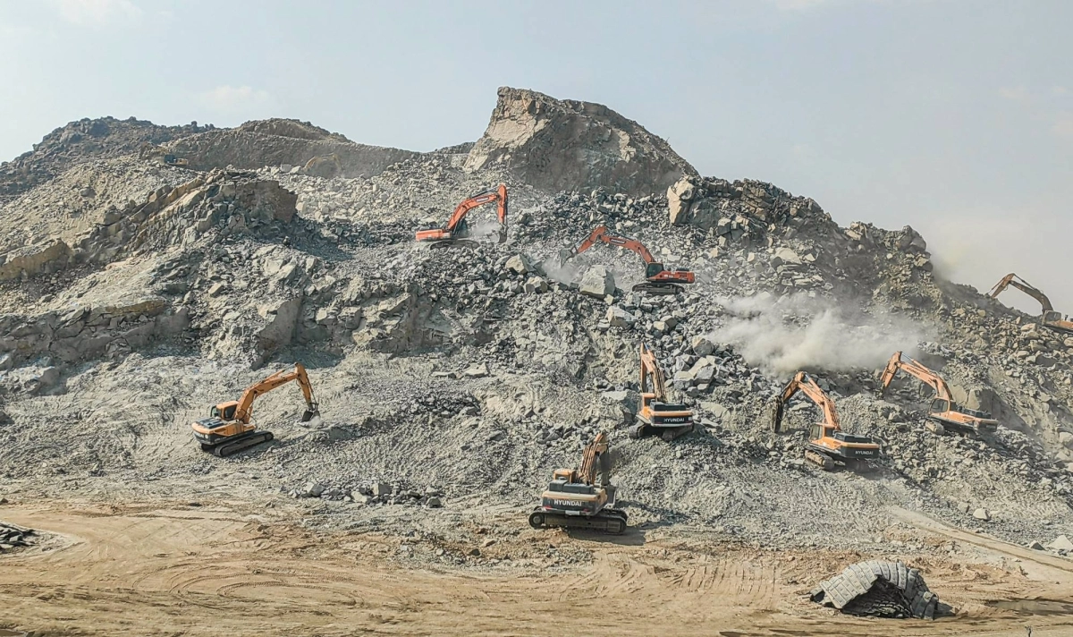 
تعكف الهيئة الملكية لمدينة مكة المكرمة والمشاعر المقدسة على مشروع فريد من نوعه يتمثل في تهذيب وتهيئة المساحات الجبلية ومواقع الهضاب في منى ومزدلفة بالمشاعر المقدسة.  (أنس الحارثي)