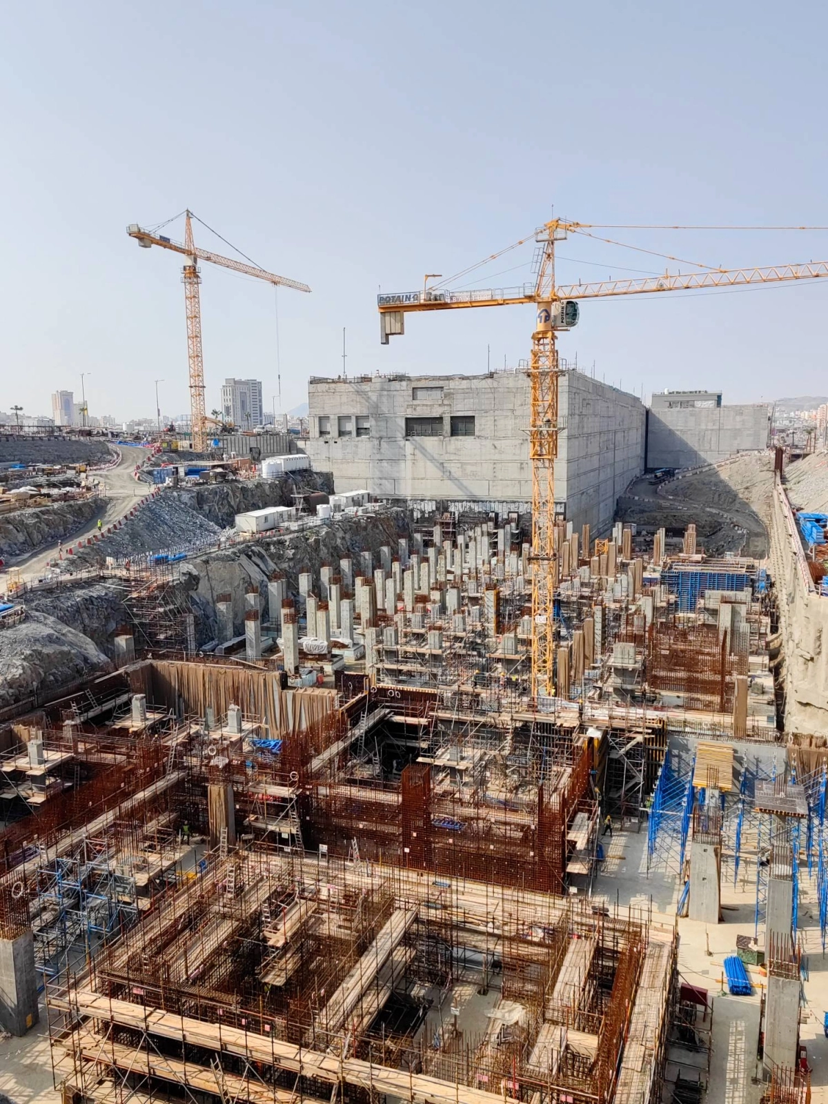 
بدأت ملامح مشروع وجهة مسار تزداد ظهورا بعد ارتفاع قواعد الخدمات والبنية التحتية على وجه الأرض، حسب الخطط المدروسة التي تسير ضمن سياق الجدول الزمني للمشروع. (أنس الحارثي)