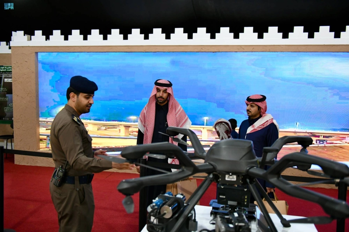 


استعراض جهاز الروبوت                                           (مكة) 