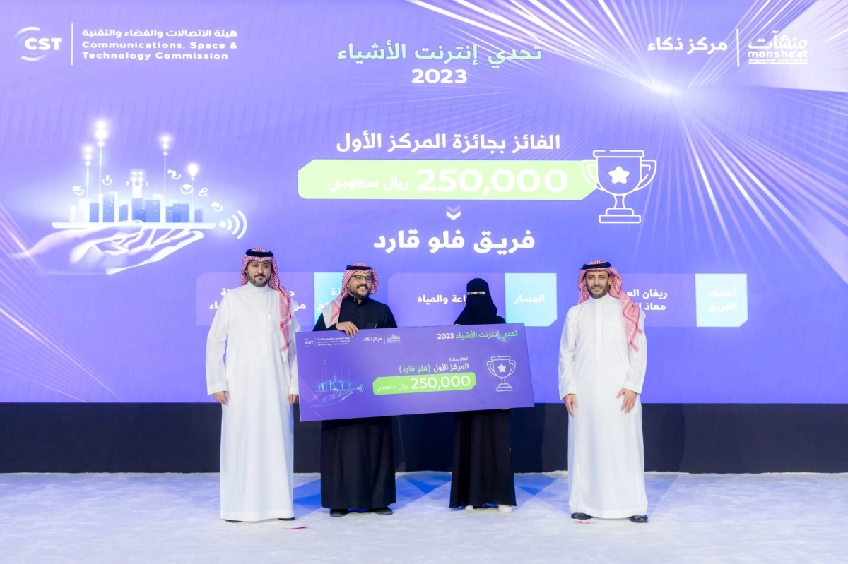 


تكريم الفائز بالمركز الأول 