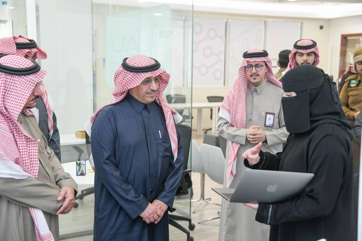 


يوسف البنيان يستمع لشرح خلال الزيارة                               (مكة)     