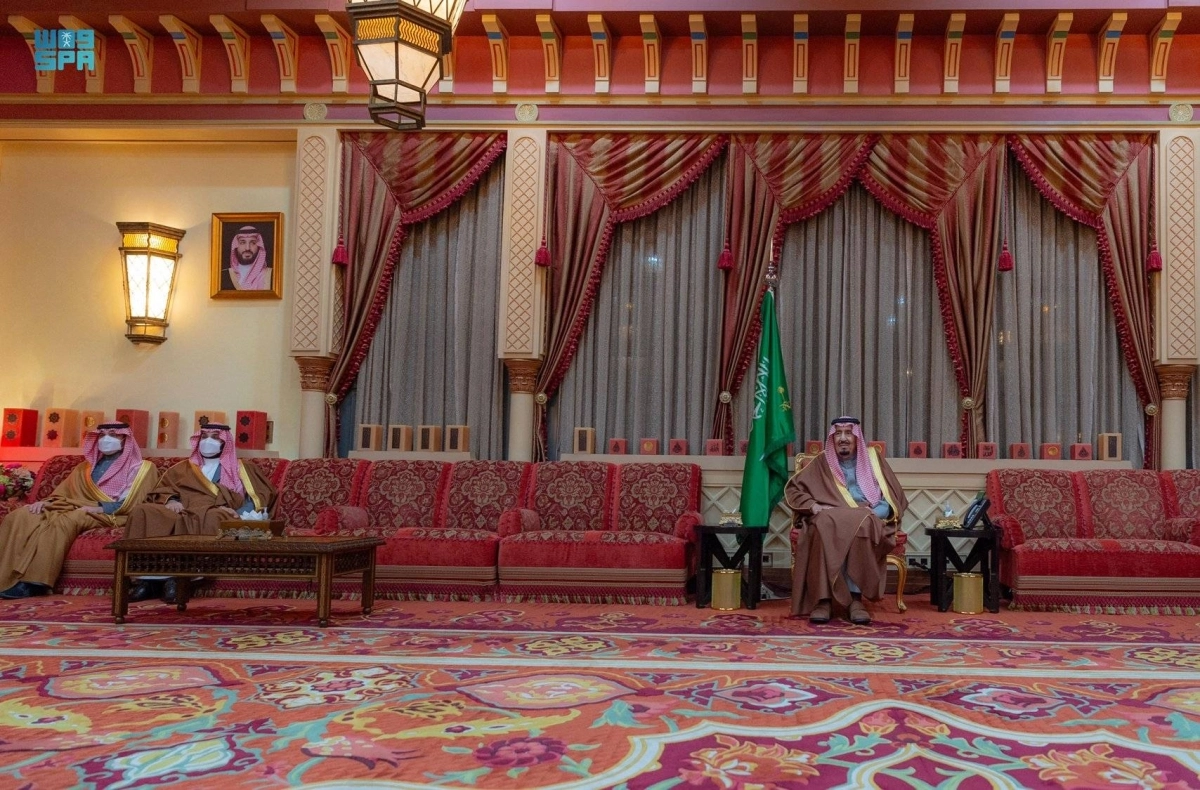 


خادم الحرمين وولي العهد خلال أداء الأمراء القسم                                                                            (واس) 