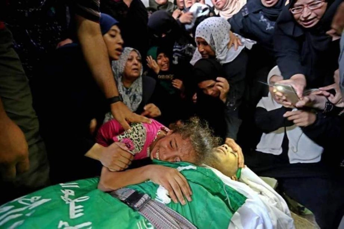 دموعت تبكي حول أحد شهداء غزة (مكة)