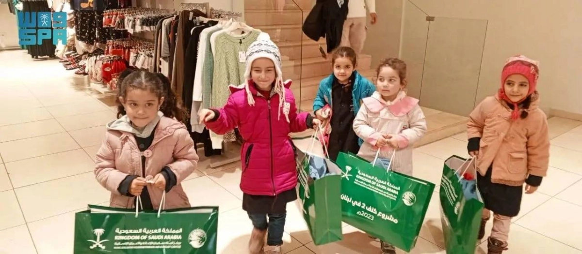 


أطفال سوريون يحتفلون بهداياهم    (واس) 