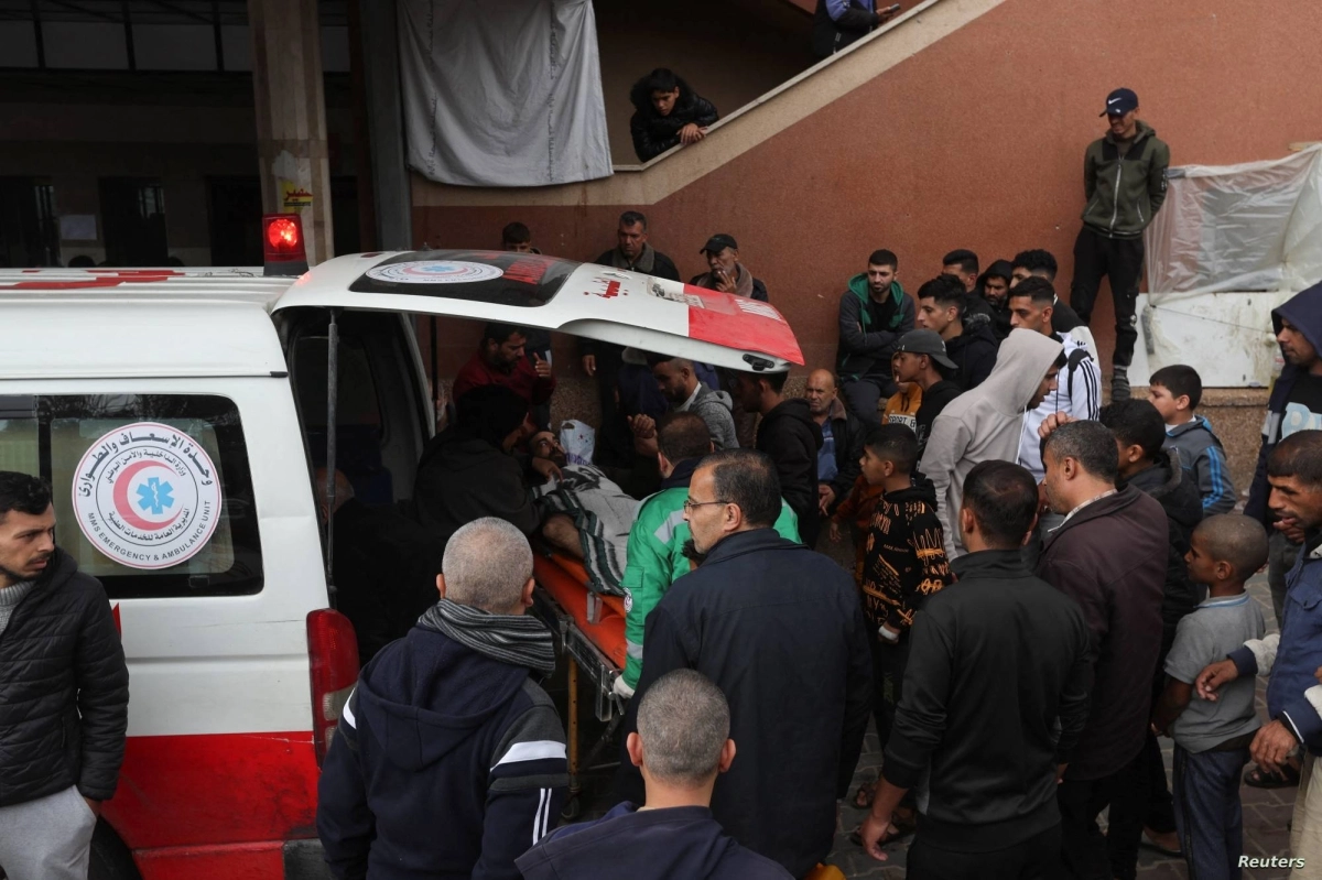 


نقل الجرحى في خان يونس                                                                              (مكة) 