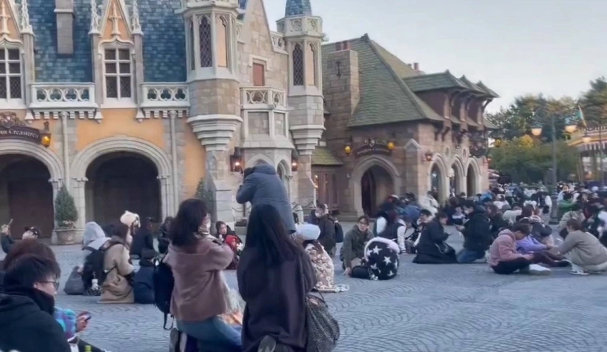 يابانيون هرعوا للجلوس في الشوارع (مكة)