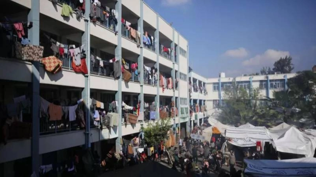 


مدارس الأونروا تحولت إلى ملجأ للنازحين                                (مكة) 