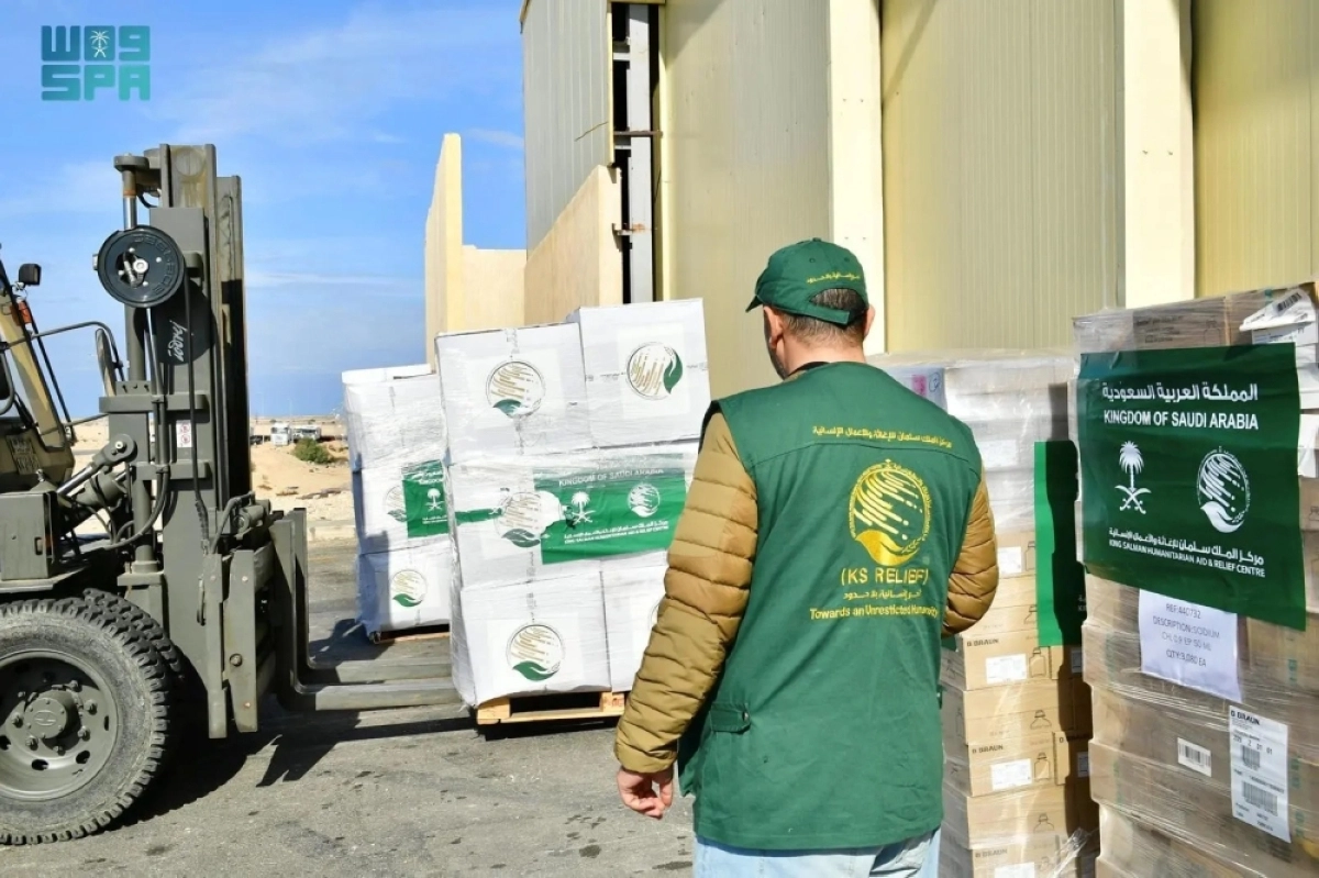 عمليات تنزيل الطائرة السعودية لغزة (واس)