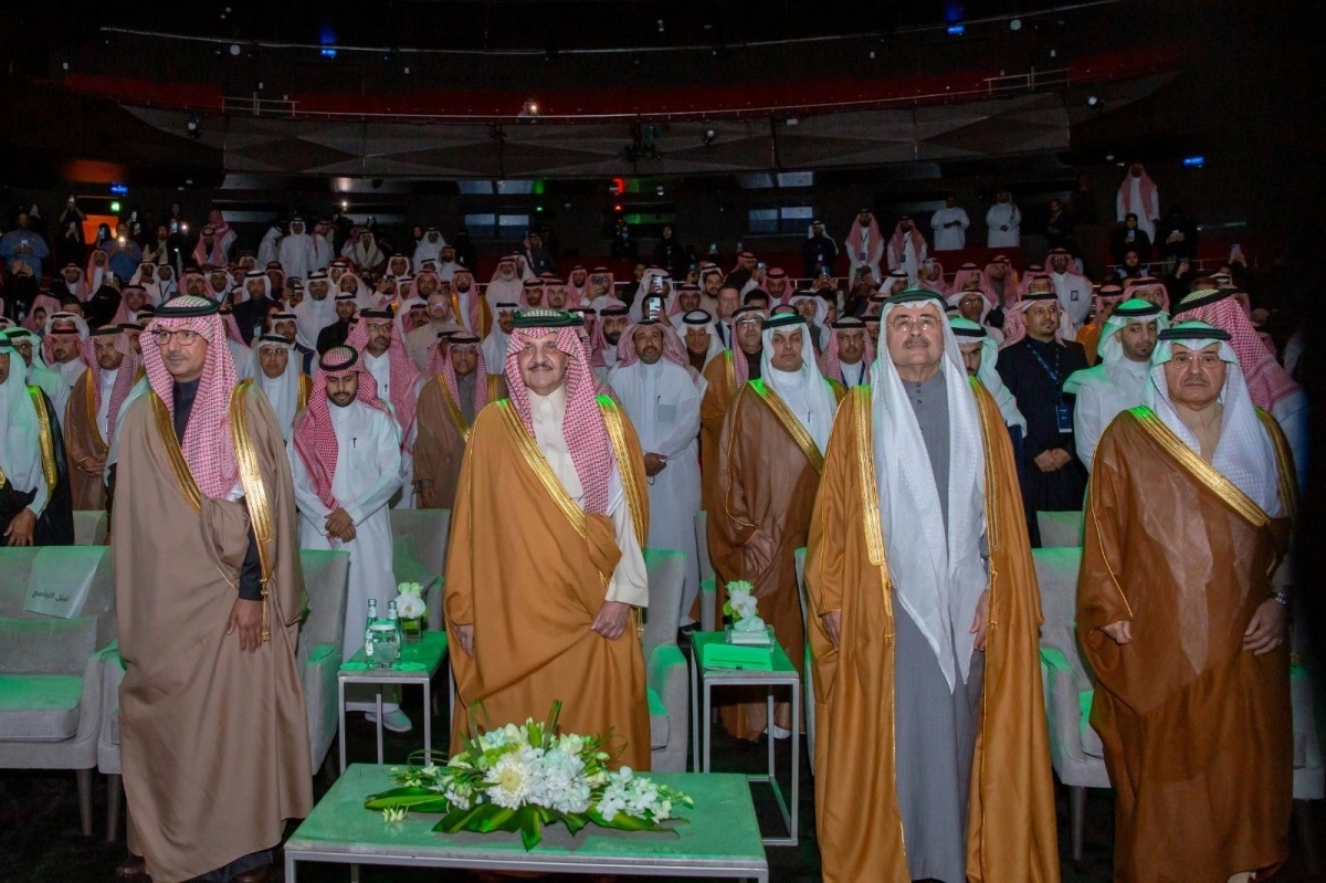 


أمير الشرقية يشرف الحفل وإلى جانبه عدد من المسؤولين                                   (مكة) 