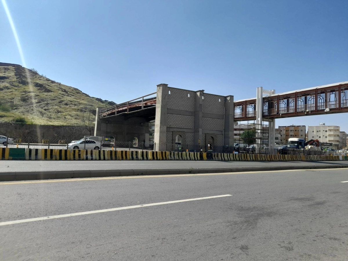 


السياج الحديدي بمرحلة الإنشاء                                                        (مكة) 