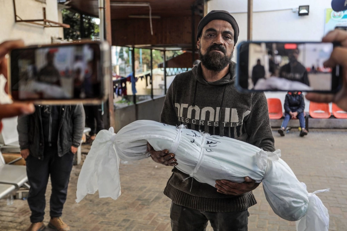 غزاوي يحمل طفله الشهيد (د ب أ)