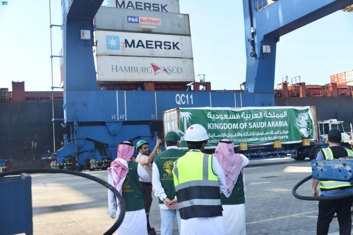 عمليات تفريغ الباخرة العملاقة