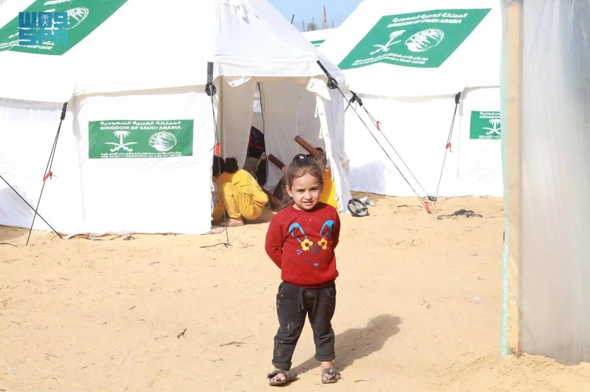 أطفال يمارسون حياتهم خارج الخيام