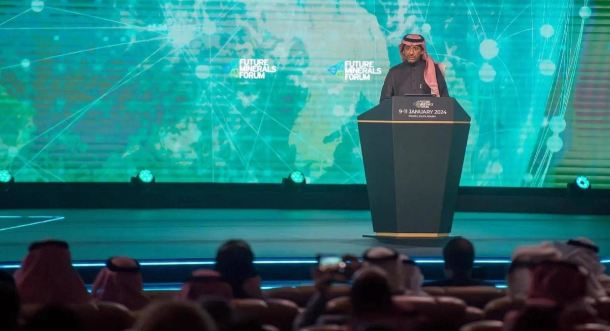 الخريف متحدثا في المؤتمر