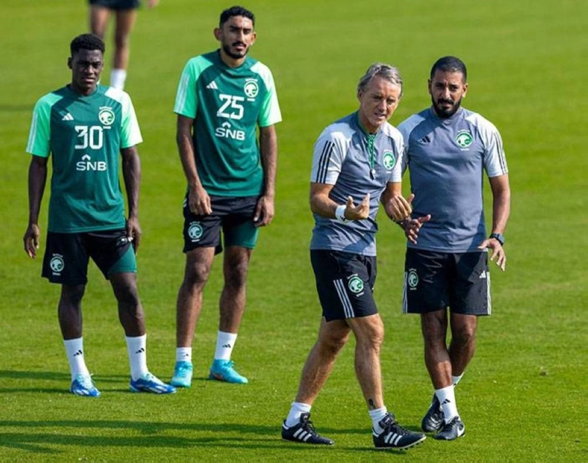 


مانشيني مع اللاعبين في معسكر الأخضر 