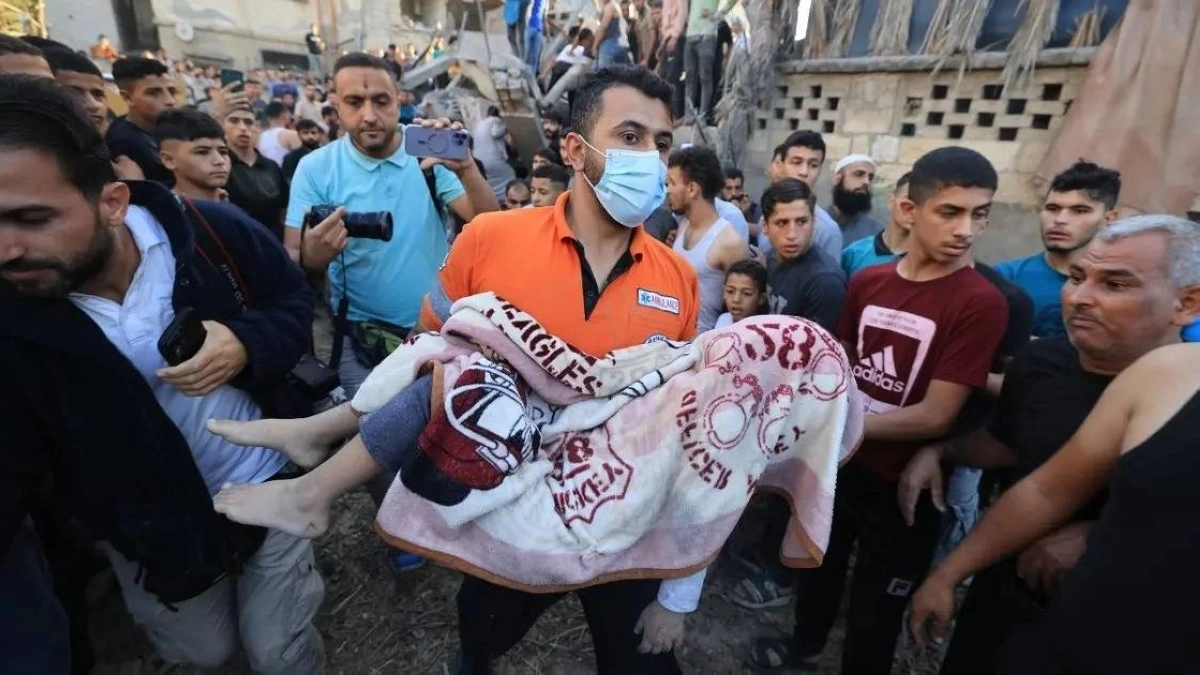 فلسطيني يحمل ابنه الشهيد (مكة)