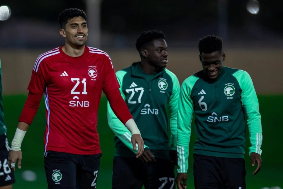 لاعبو الاخضر مع الحارس راغد النجار