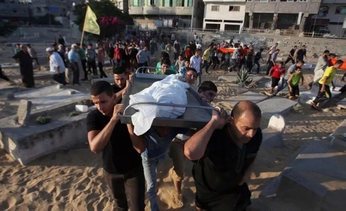 أسرة تحمل ابنها إلى مثواه الأخير