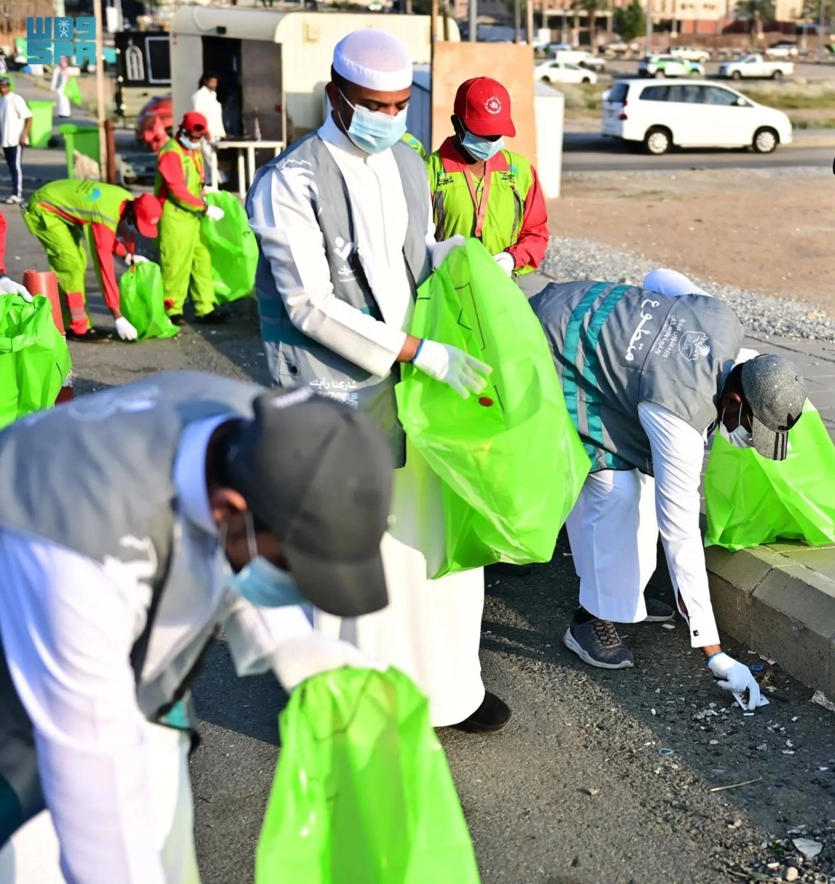 


مشاركون في مبادرة التنظيف  (مكة) 