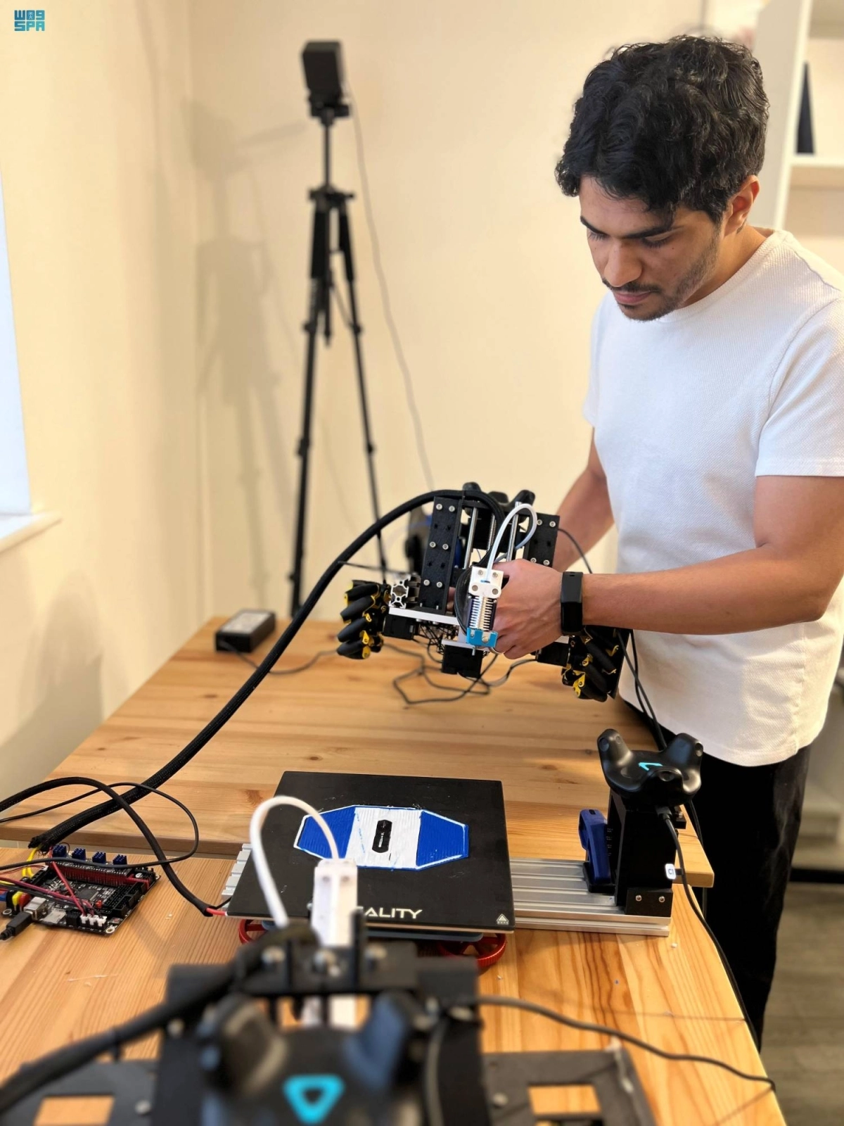 


عبدالله بن حمدان يعرض أحد ابتكاراته      (مكة) 