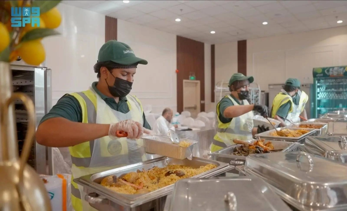 


عمال خلال تجهيز الوجبات                      (مكة) 