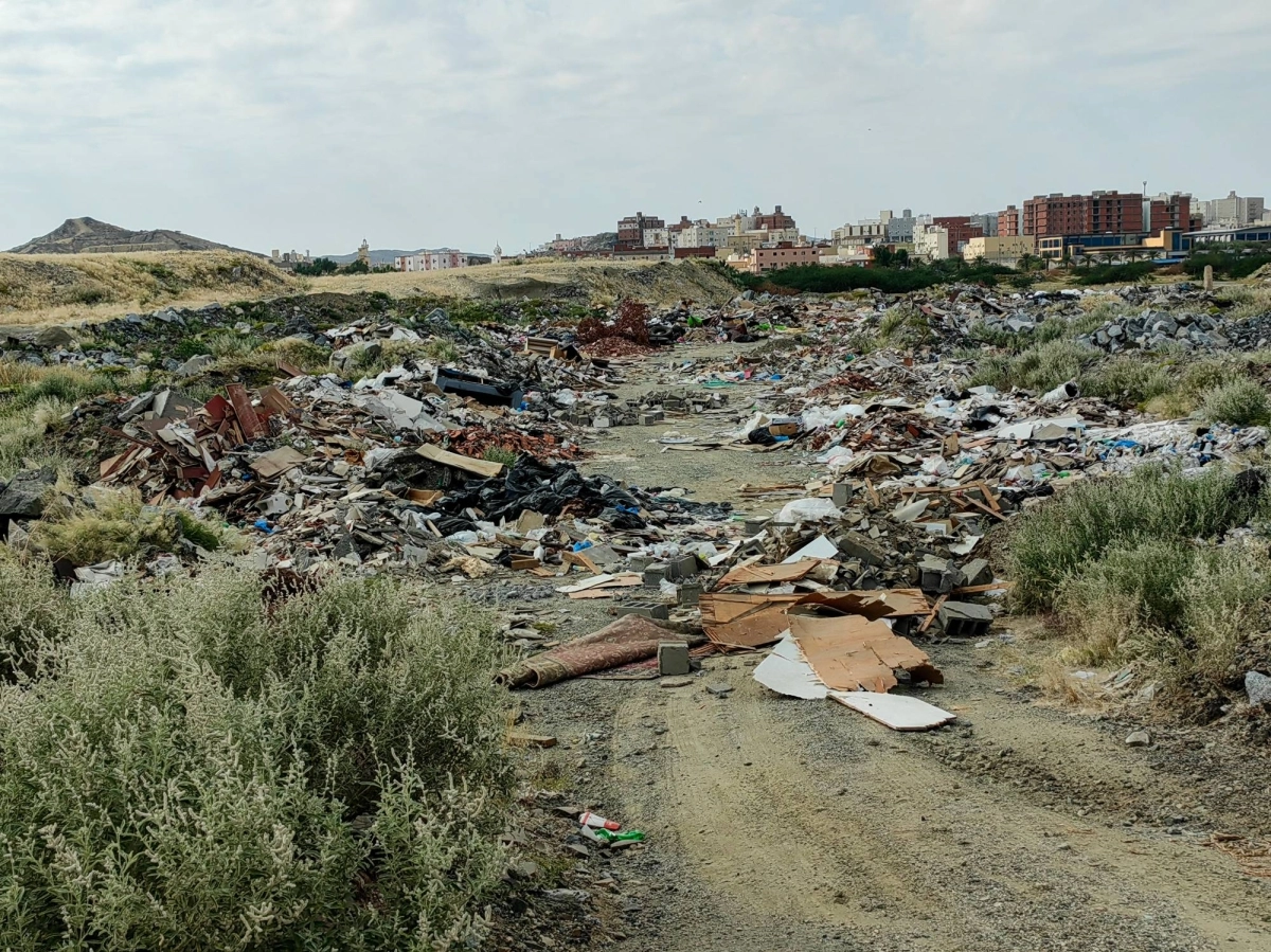 
شكلت مخلفات البناء التي تطرحها عمالة وسط الأحياء السكنية بالعاصمة المقدسة بؤرة خصبة لتكاثر الحشرات والقوارض، فيما حول تناوب العمالة على إلقاء مزيد من المخلفات الأراضي الفضاء إلى مرمى للنفايات التي تنبعث منها الروائح الكريهة. (أنس الحارثي)