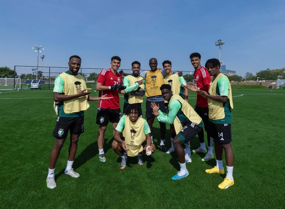 


لاعبو الأخضر بعد المناورة 