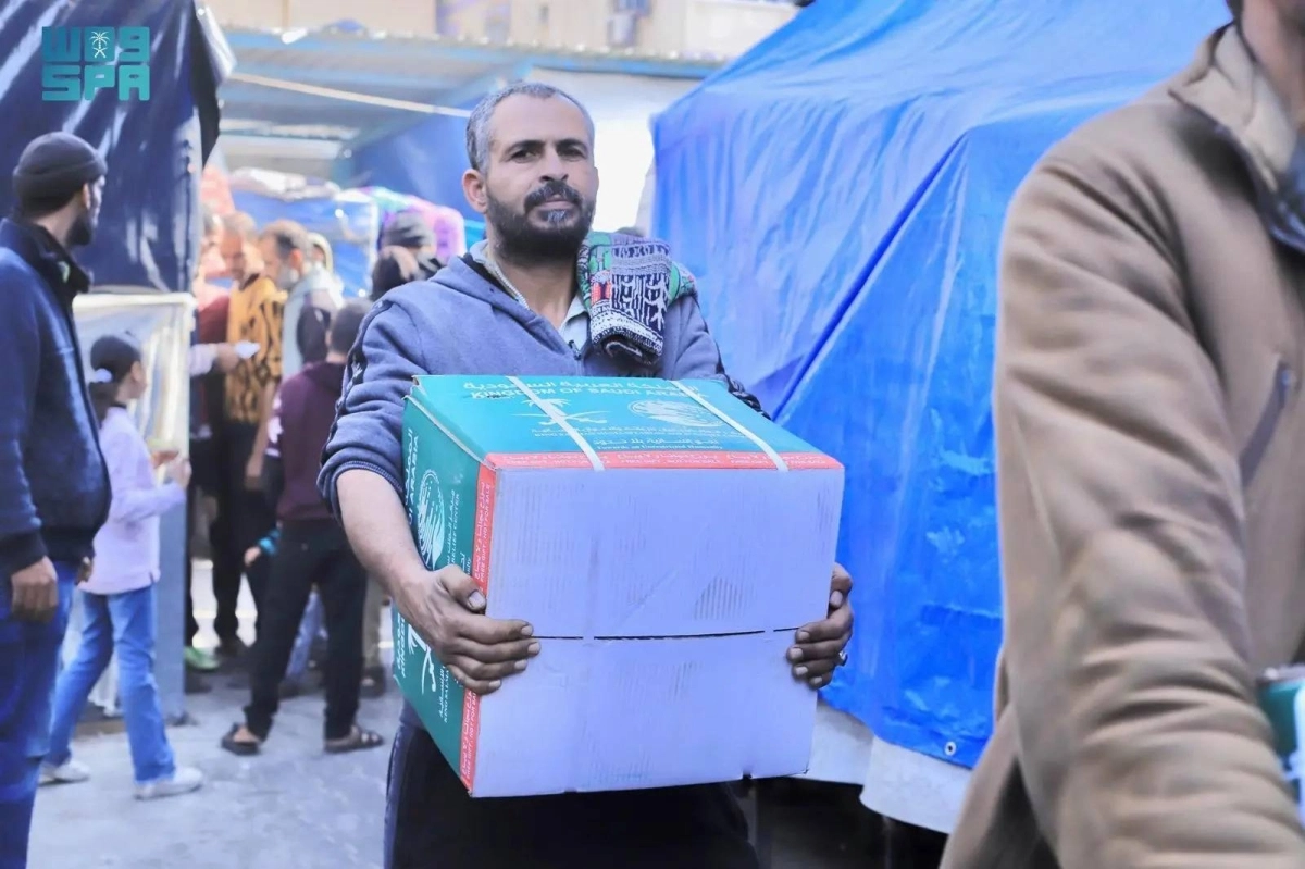 عائد بالسلة إلى أسرته