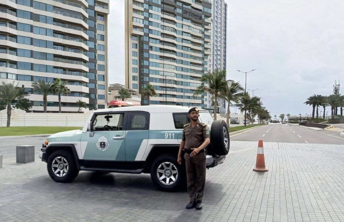 


تحويل حركة المرور أمام الكورنيش                       (مكة) 