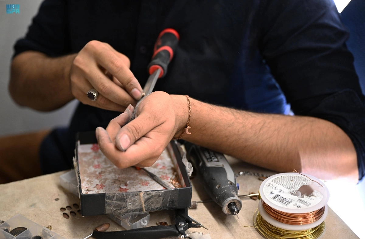 


من الحلي والأساور                                                                                               (مكة) 