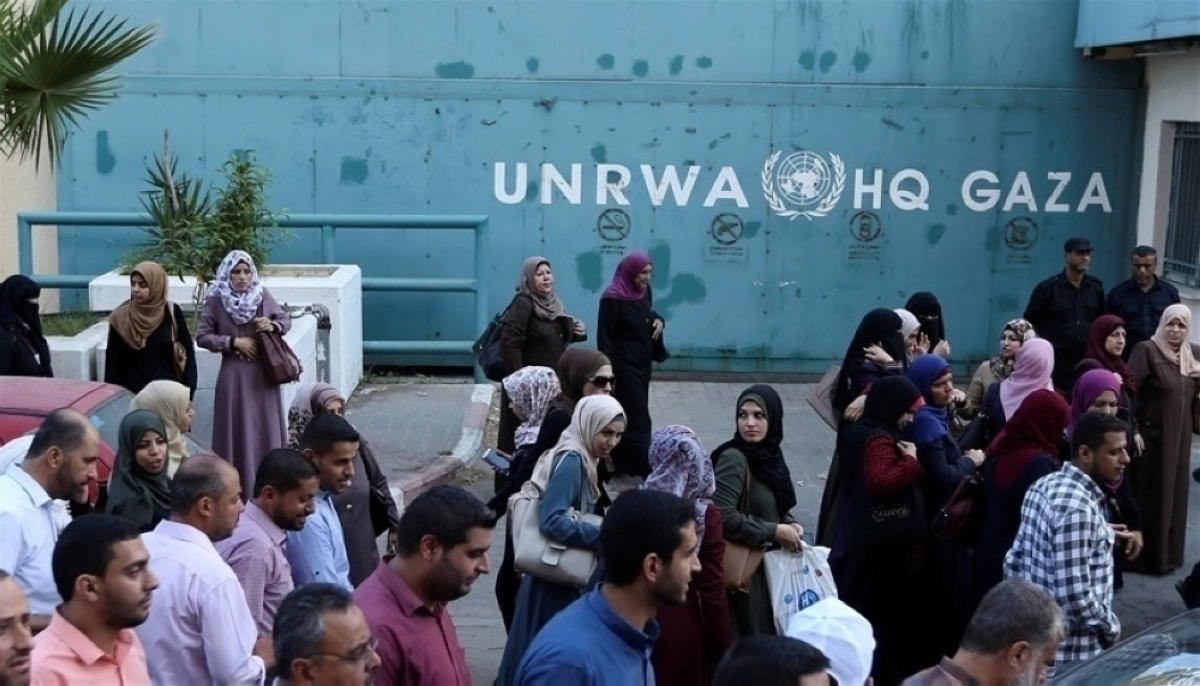 فلسطينيون ينتظرون مساعدات الأونروا (مكة)