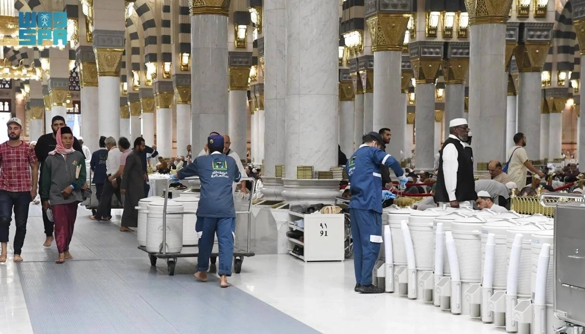 


توزيع حافظات مياه زمزم بالمسجد النبوي                                                 (مكة)
 