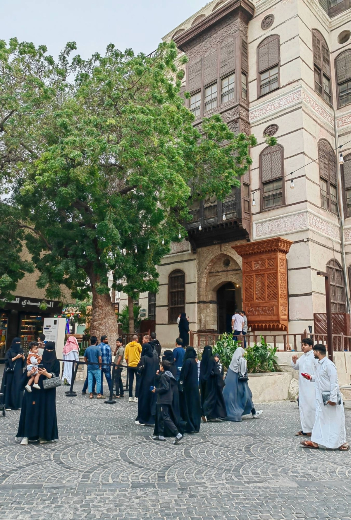 (أنس الحارثي)