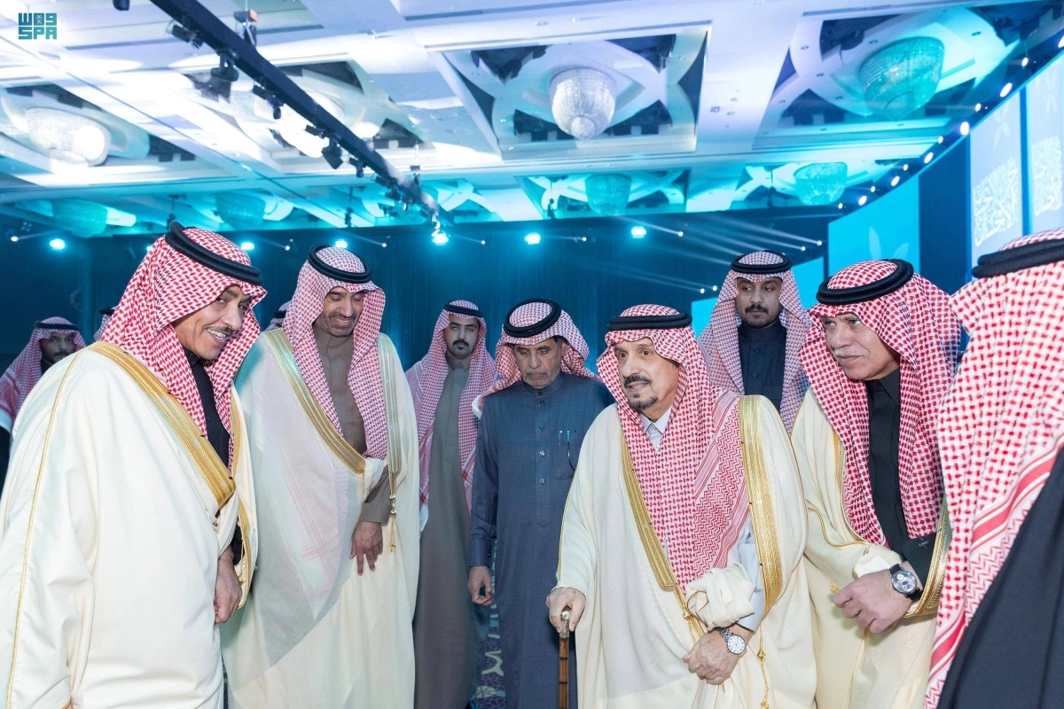 


فيصل بن بندر خلال تكريم الجمعيات                                          (مكة)     