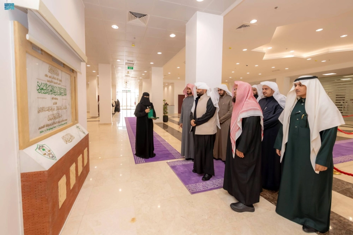 


خالد اليوسف خلال افتتاح المجمع                                (مكة) 