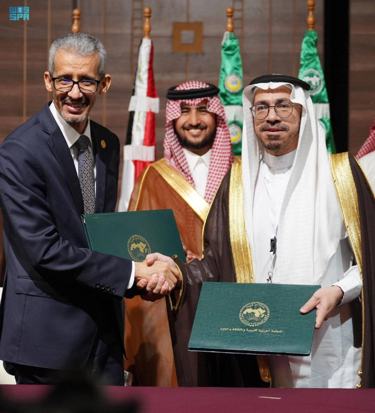 


الوشمي وولد أعمر خلال التوقيع           (مكة) 