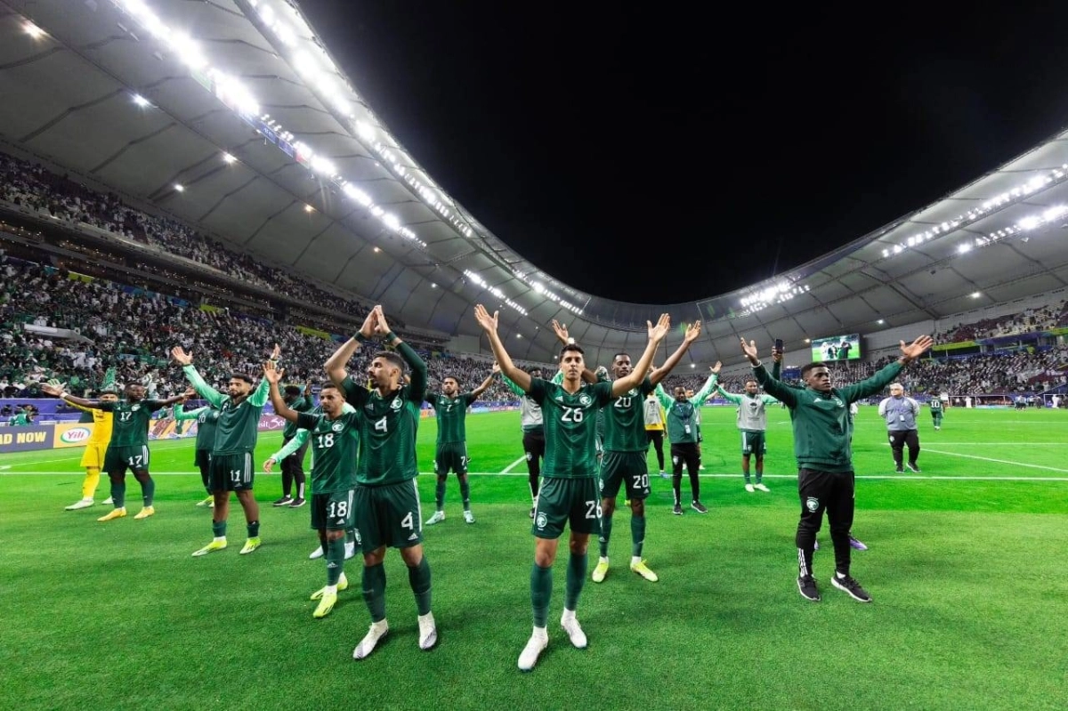 لاعبو المنتخب يحتفلون مع الجماهير