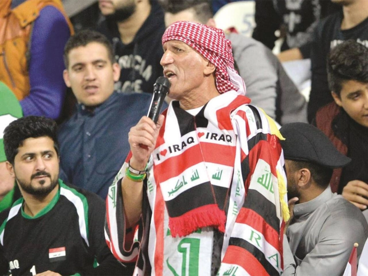 


مهدي الكرخي مع المشجعين العراقيين 