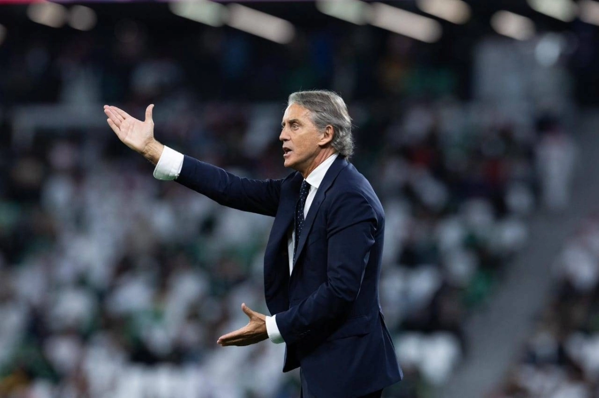 


مانشيني يوجه اللاعبين 
 