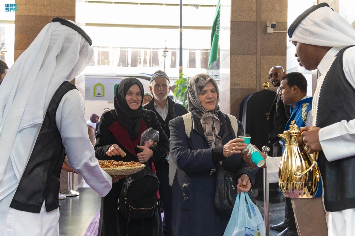 


استقبال الوفد لحظة وصوله بالقهوة والتمر                                                                          (مكة) 