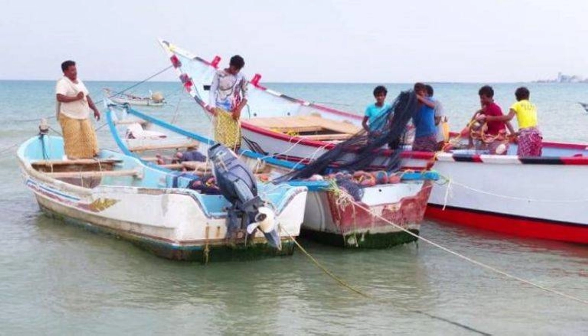 


صيادون يمنيون قطعت أرزاقهم                                                   (مكة) 