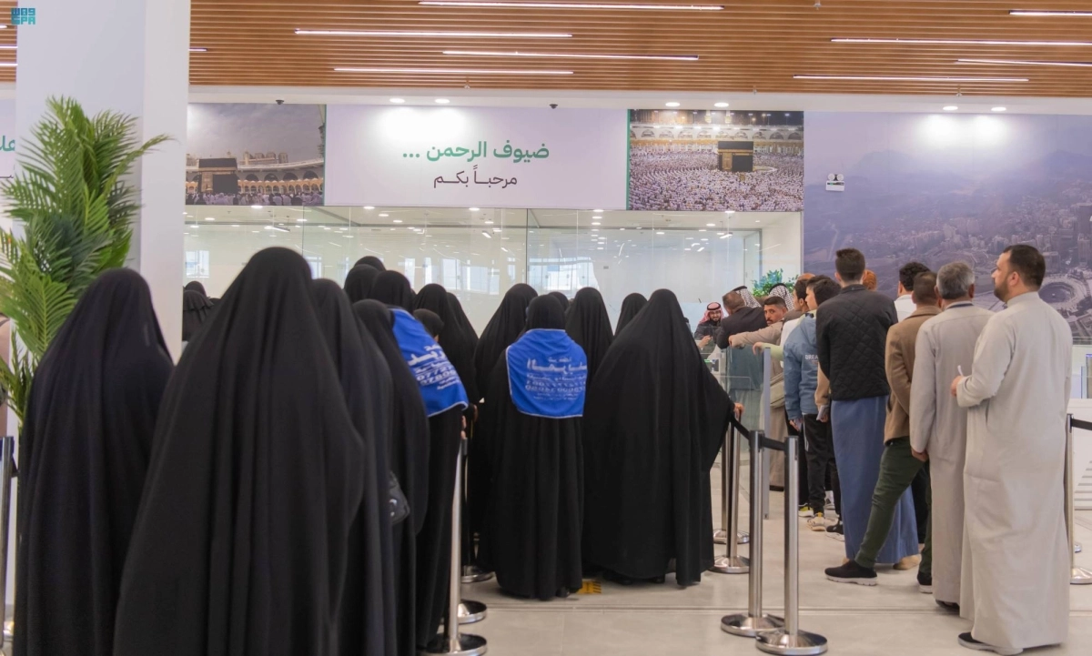 


المعتمرون العراقيون خلال وصولهم                                                            (مكة) 