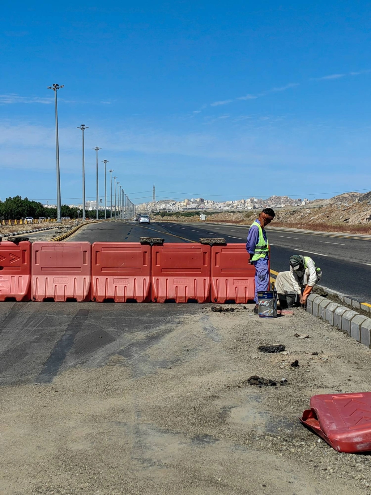 
للحد من الحوادث المرورية شرعت الجهات المعنية في تنفيذ دوران بطريق إبراهيم الخليل الذي يربط جنوب العاصمة المقدسة بشمالها، وخاصة عند شواخص حدود الحرم، وحفاظا على سلامة سالكي الطريق جرى إغلاق الدوران العشوائي وتنفيذ دوران واحد بتخطيط هندسي محكم. (أنس الحارثي)