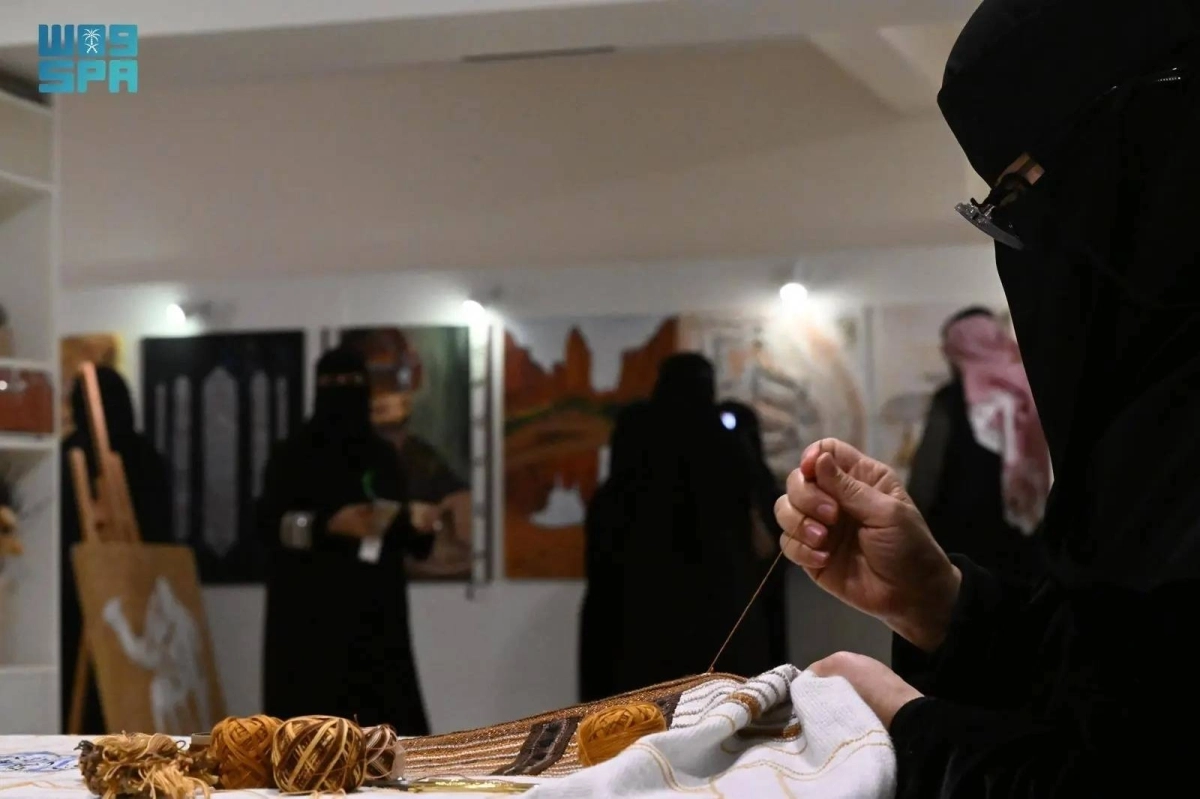 


هيجاء البلوي خلال أعمال التطريز                             (مكة) 