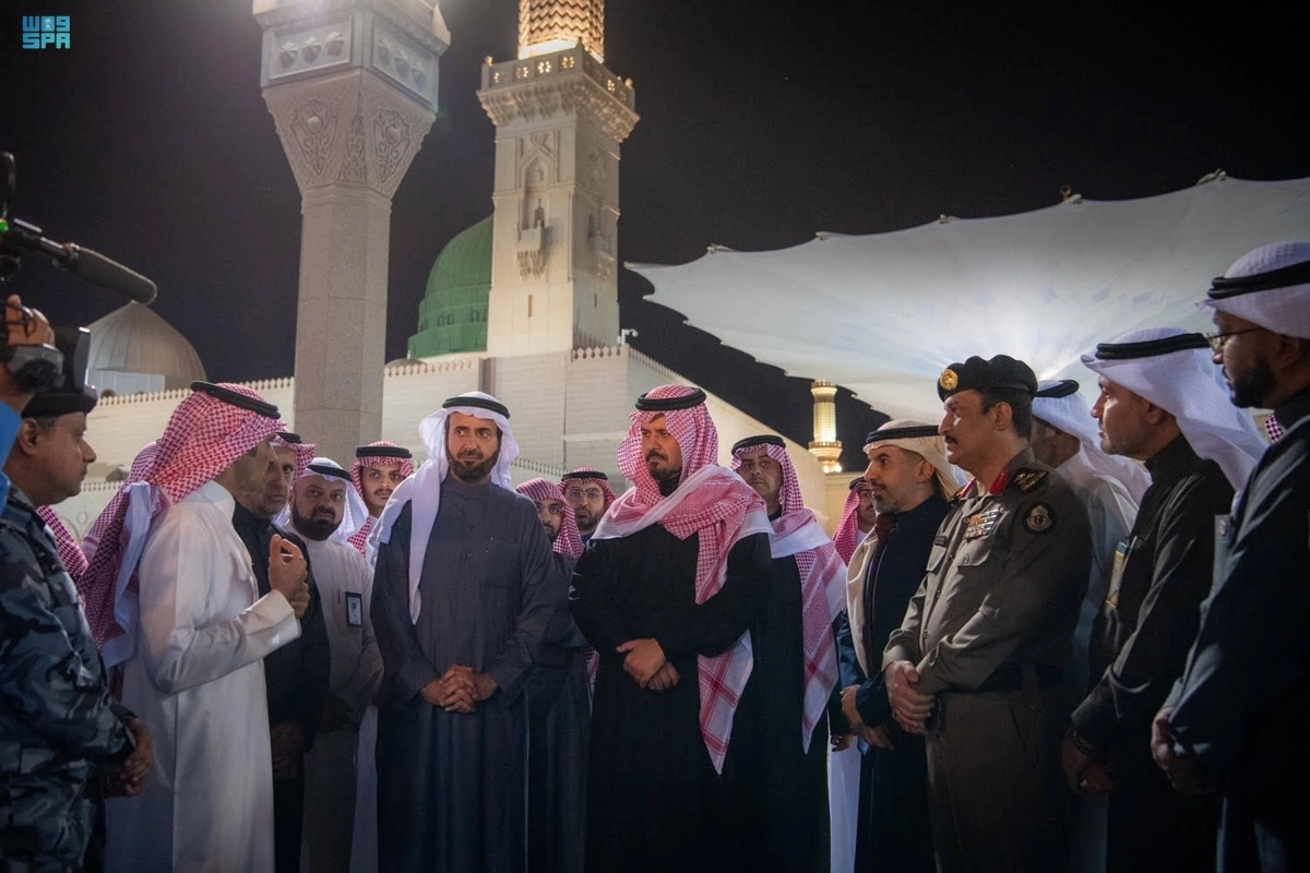 


سلمان بن سلطان خلال الجولة التفقدية                              (مكة) 