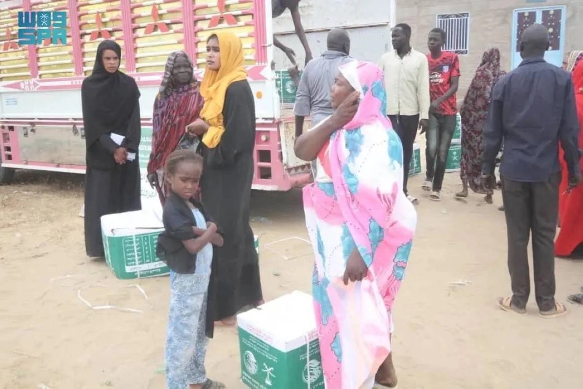 أسرة سودانية تنتظر دورها