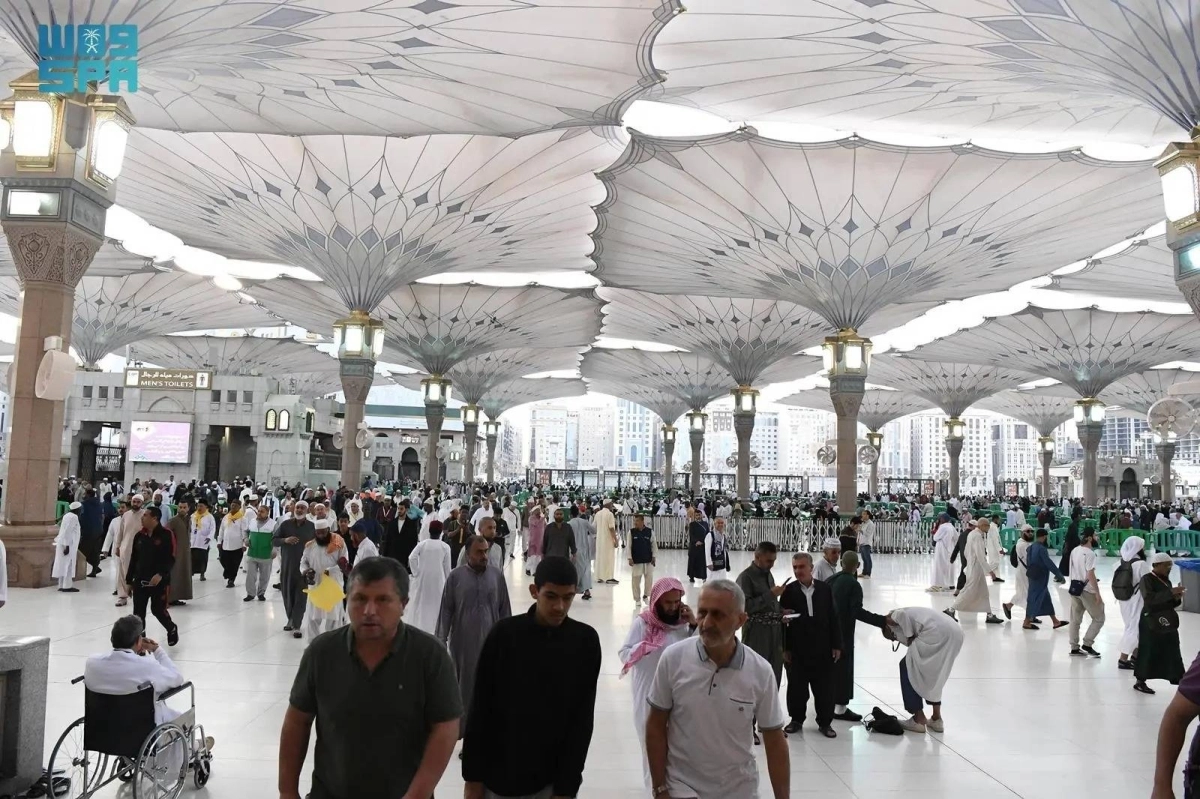 


زوار بساحات المسجد النبوي                       (مكة) 