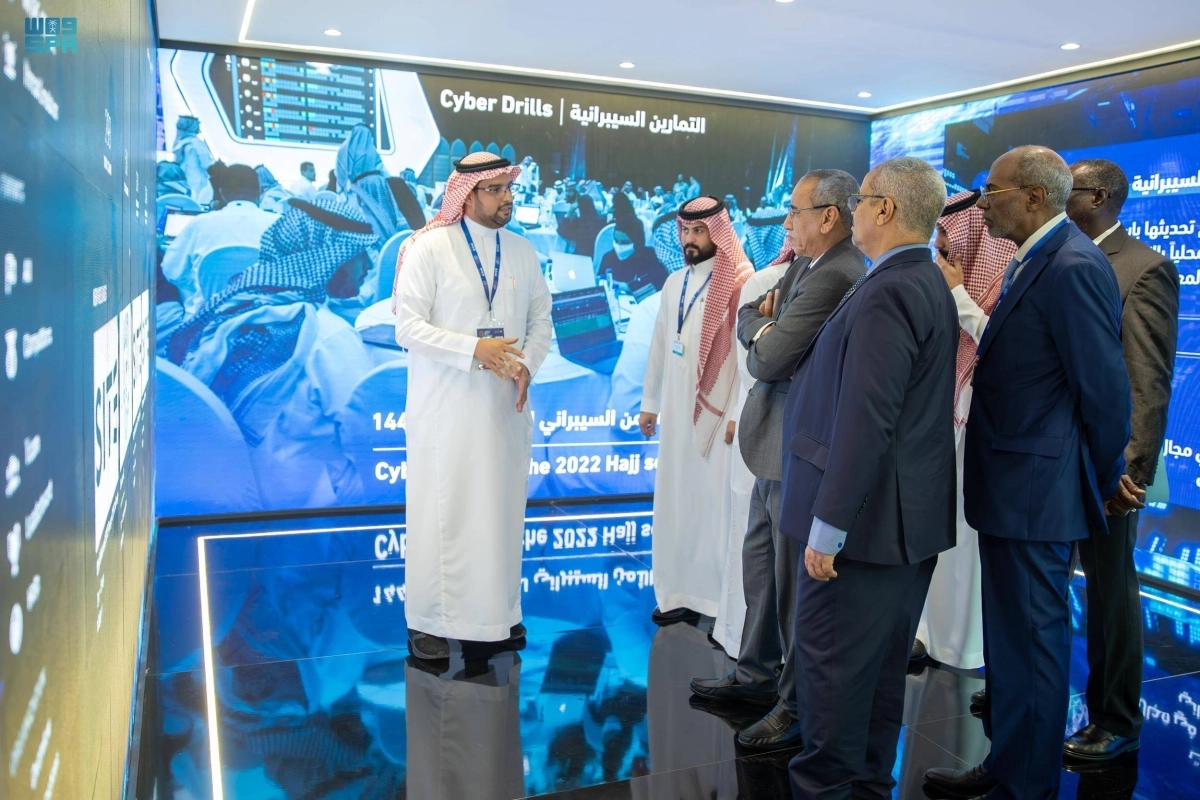 


زوار يستمعون لشرح بالمعرض              (مكة) 