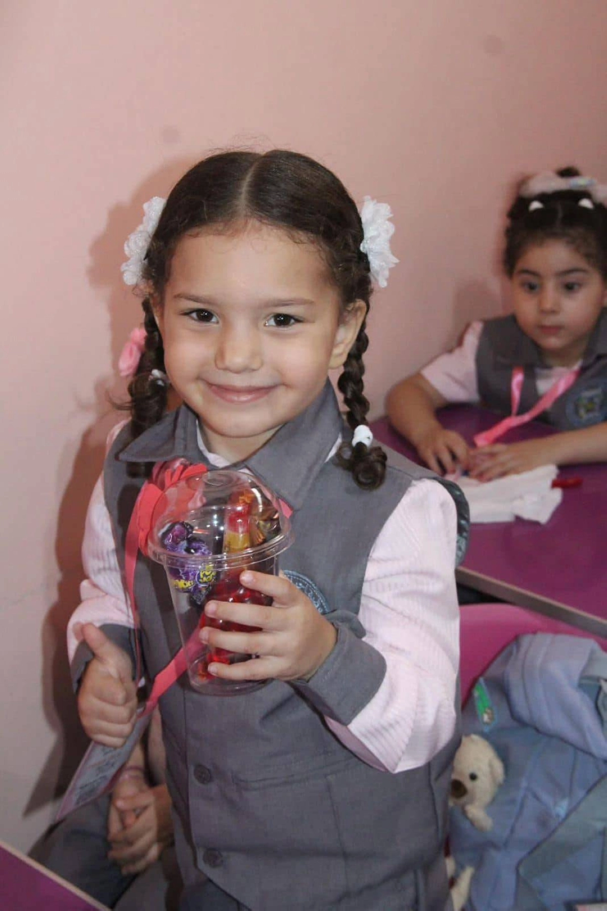 هند تلهو بلعبتها